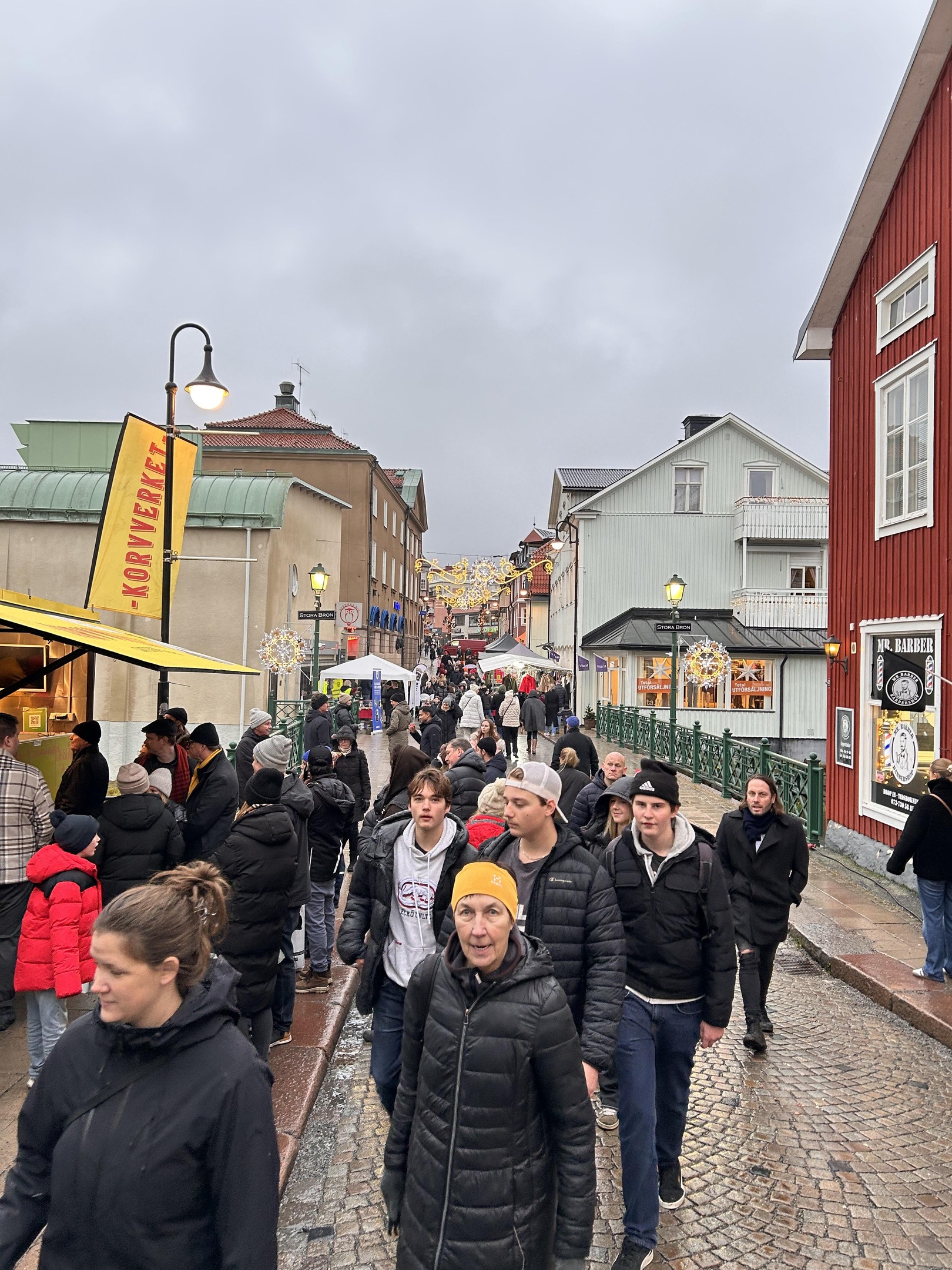Många besökare på marknaden trots vädret